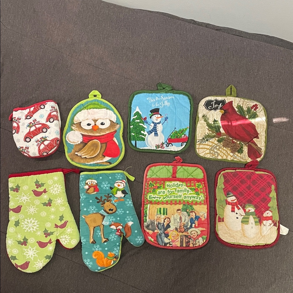 Festive Holiday Pot Holders and Oven Mitts Set